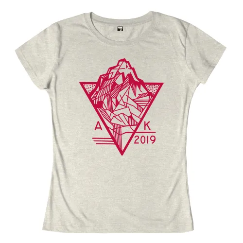 Rotes abstraktes geometrisches Muster innerhalb eines Fünfecks, untere Ecke zeigt "AK 2019".