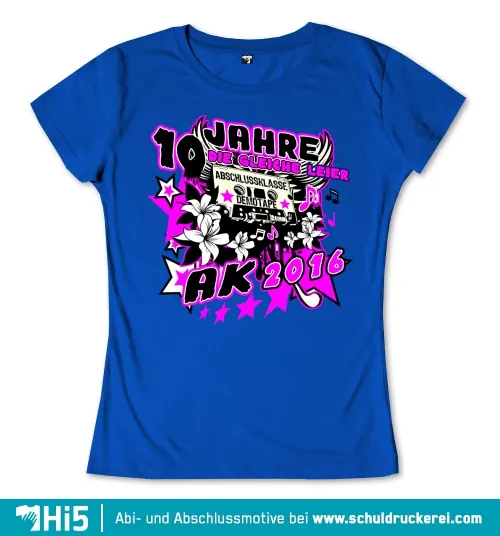 Grafik für ein Abschlussshirt mit Schriftzug "10 Jahre die gleiche Leier", Kassette und Blumen auf blauem Hintergrund.