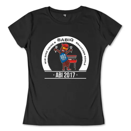 Animierte Wurst mit Hut und BBQ-Schürze steht neben einem Grill und hält Grillbesteck.