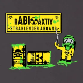 Cartoon-Astronaut in Schutzanzug, hält Schild "Radioaktiv", neben Fässern mit Gefahrensymbolen.