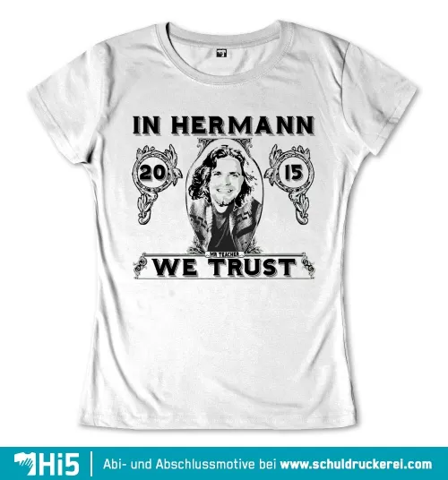 Graues T-Shirt-Design mit "IN HERMANN WE TRUST", Portrait eines Mannes, und den Zahlen 20 und 15 in Rahmen.