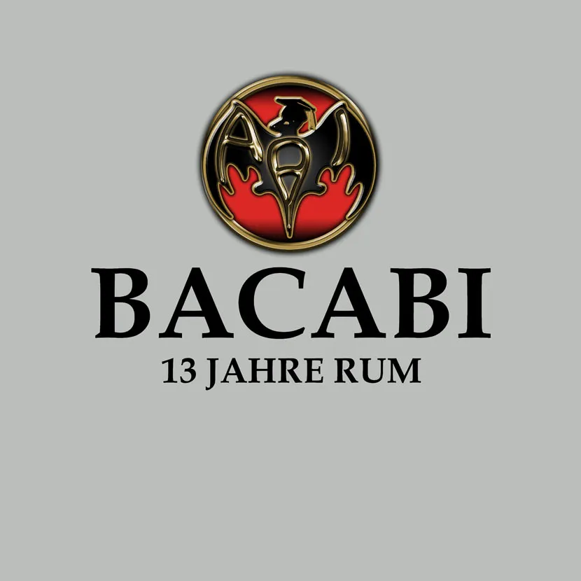 Ein Logo mit der Aufschrift "BACABI 13 JAHRE RUM" und einem stilisierten roten und schwarzen Emblem.