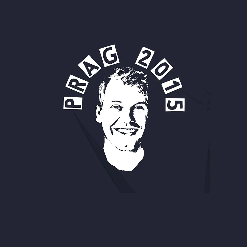 Grafik eines lächelnden Mannes auf dunklem Hintergrund, umgeben von weißen Bogen-Text "PRAG 2015".