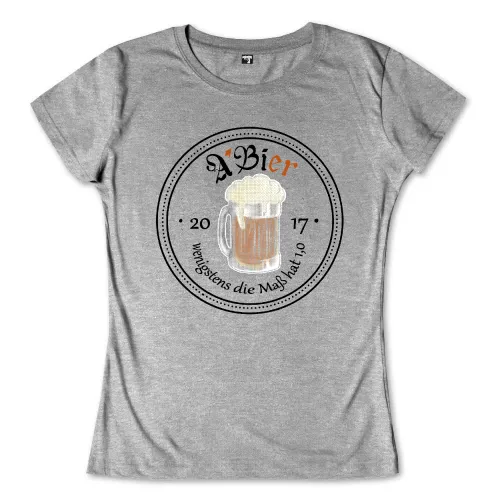 Illustration eines Bierkrugs mit Schaum, umgeben von einem Datum '2017' und dem Spruch 'wenigstens die Maß hat 1,0'.