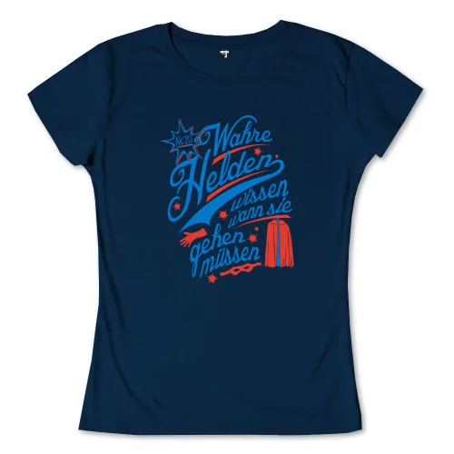 Blauer Hintergrund mit weißer und roter Schrift und Illustrationen: 'AK20 Wahre Helden wissen wann sie gehen müssen'.