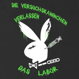 Weißer Kaninchenumriss mit Spritze und Knochen, grüne Farbspritzer, Text "Die Versuchskaninchen verlassen das Labor AK 18".