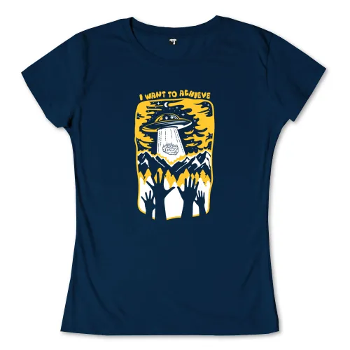 Grafisches T-Shirt-Design mit einem UFO, das über Bergen schwebt und einen Lichtstrahl auf ein Gehirn richtet, umringt von streckenden Händen.