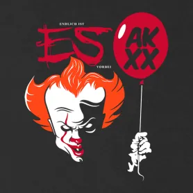 Ein abstraktes Kunstwerk mit einem Gesicht in Rot- und Orangetönen, Textfragmente in der Ecke.