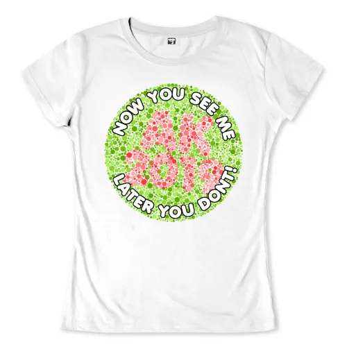 Runder Ishihara-Farbsehtest zeigt "AK 47" in roten Punkten auf grünem Hintergrund.