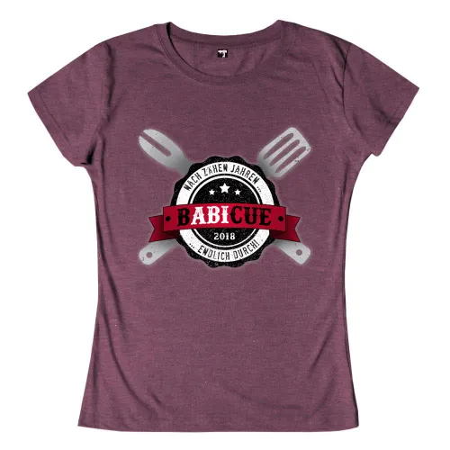 Rundes Logo mit der Aufschrift 'Babique 2018', gekreuzte Grillbestecke und ein rotes Band.