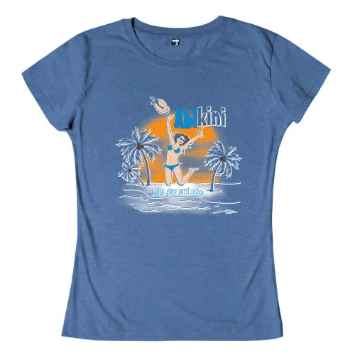 Eine Frau in einem blauen Bikini wirft jubelnd ihren Hut in die Luft, "Abi" und "knapp, aber passt schon" Text, Palmen im Hintergrund.