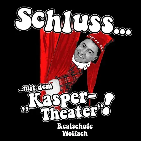 Mann in Kasperkostüm schaut durch roten Vorhang auf schwarzem Hintergrund.