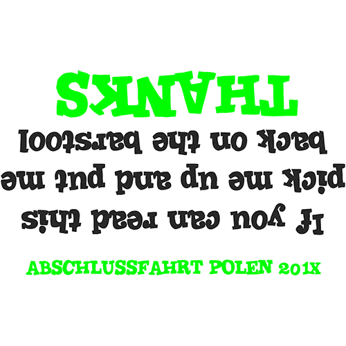 Grüner Text auf grauem T-Shirt, invertierte Schrift, "Abschlussfahrt Polen 201x" lesbare Beschriftung.