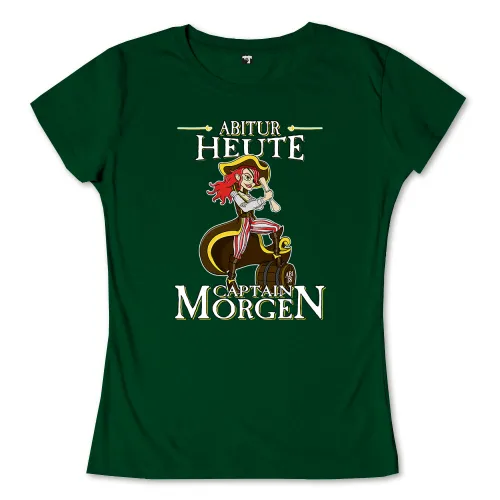 Illustration einer rothaarigen Piratin auf einem Fass mit der Aufschrift 'Captain Morgen' und 'Abitur Heute'.