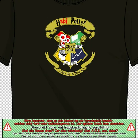Grünes Wappen mit der Aufschrift "Habi Potter", Würfel und Buch auf einem dunklen T-Shirt.