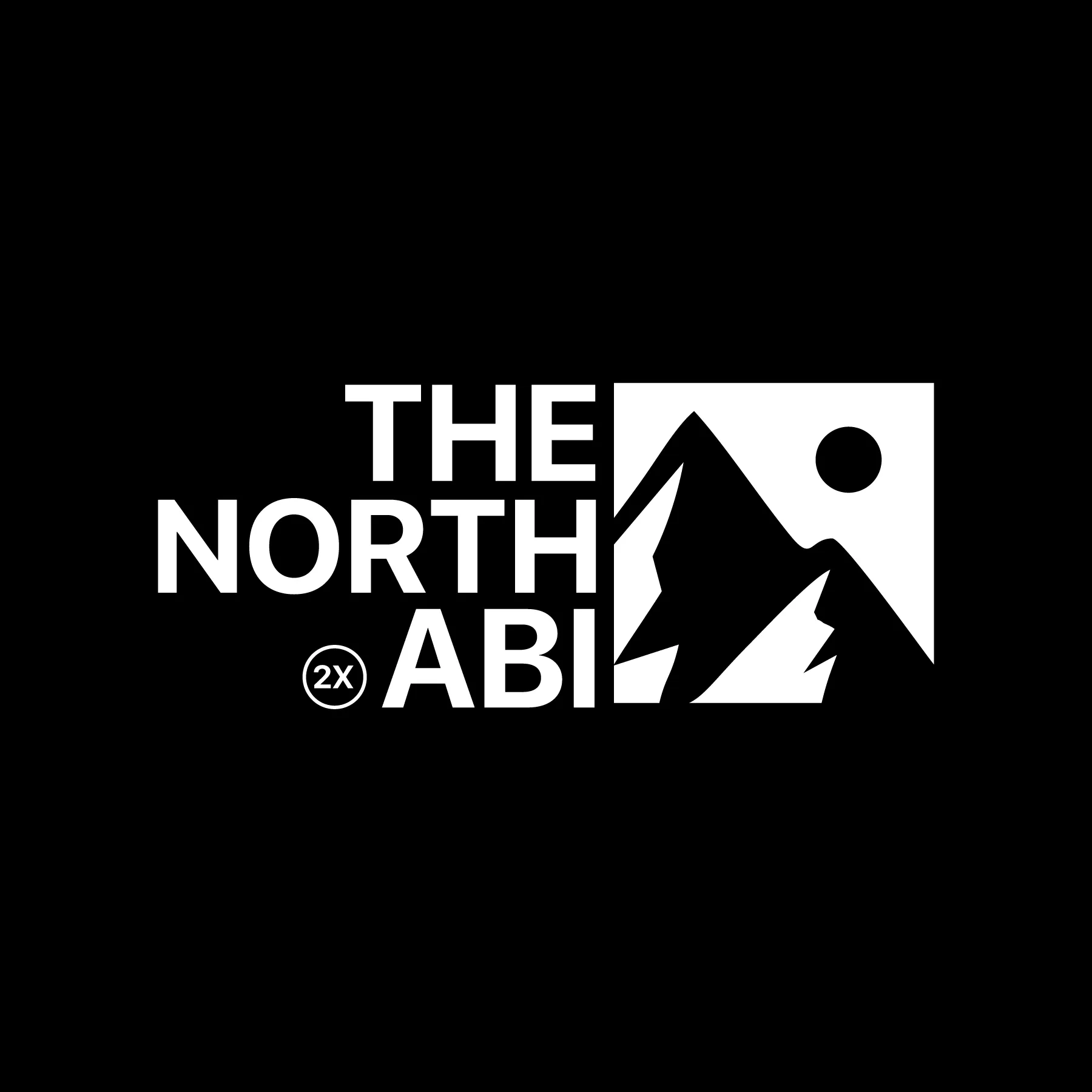 Logo mit Schrift THE NORTH ABI und kleinem 2X im Kreis neben weißem Quadrat mit zwei schwarzen Bergspitzen und kreisrunder Sonne