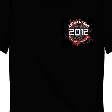 Schwarzes T-Shirt mit kreisförmigem, grafischen Aufdruck und der Jahreszahl 2012 in der Mitte.