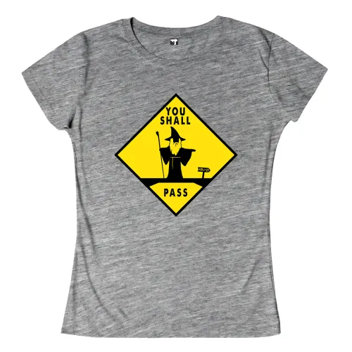 Gelbes Rautenschild mit einem schwarzen Zauberer und dem Text "YOU SHALL NOT PASS" auf einem grauen T-Shirt.