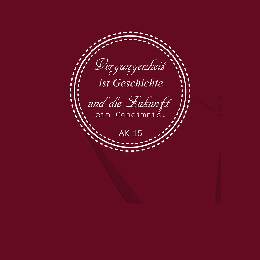 Roter Hintergrund mit weißer Textkreisgrafik: "Die Vergangenheit ist Geschichte und die Zukunft ein Geheimnis. AK 15".