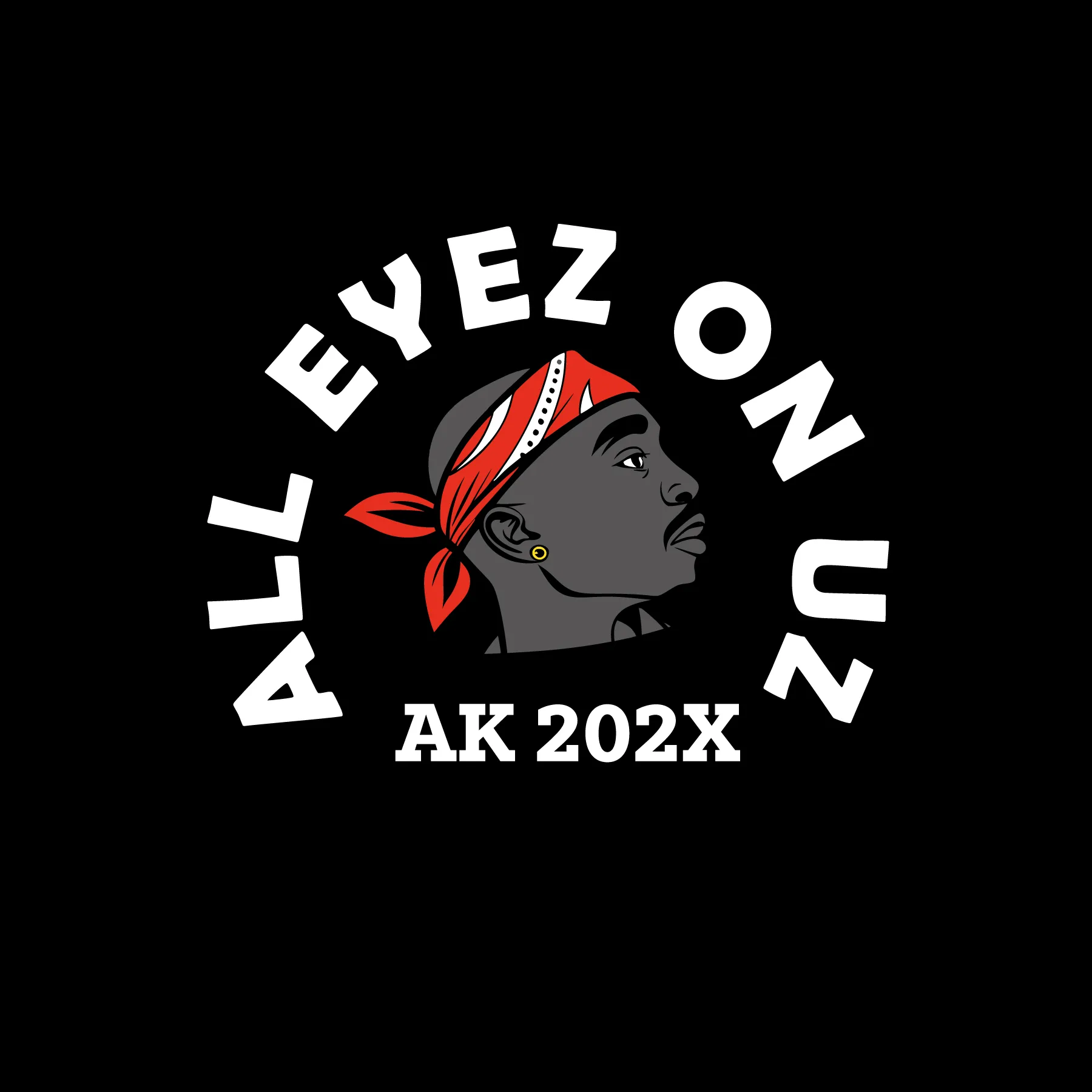 Schwarzer Hintergrund Profilansicht eines dunkelgrauen Kopfes mit rotem Bandana goldener Ohrring weisse Schrift ALL EYEZ ON U und AK 202X