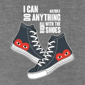 Zwei graue Sneaker mit roten Herzaugen auf schwarzem Hintergrund, über Text "I CAN DO ANYTHING RIGHT WITH THE SHOES".