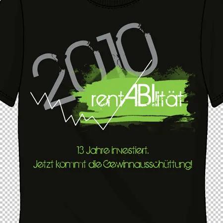 Schwarzes T-Shirt mit den Aufdrucken "2010", "rentABIlität", und "13 Jahre investiert. Jetzt kommt die Gewinnausschüttung!"