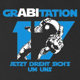 Astronaut schwebt neben der Zahl 17 auf schwarzem T-Shirt.