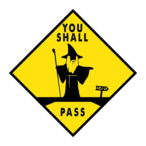 Gelbes Rautenschild mit einem schwarzen Zauberer und dem Text "YOU SHALL NOT PASS" auf einem grauen T-Shirt.