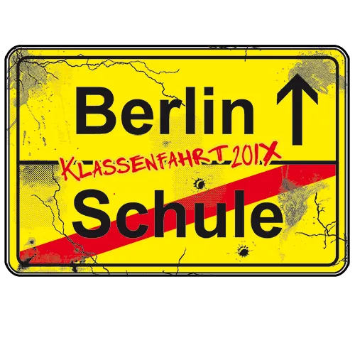 Gelbes, abgenutztes Verkehrsschild mit der Aufschrift "Berlin 1", einem Pfeil nach oben und "Schule" in Rot.